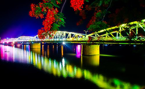 Du lịch Thừa Thiên Huế: Hãy đến Thừa Thiên Huế để tận hưởng nền văn hóa và lịch sử phong phú của Việt Nam. Khám phá thành phố cổ kính này với các điểm đến hấp dẫn như chùa Thiên Mụ, cung điện Hoàng thành Huế hay địa điểm ẩm thực đặc trưng của địa phương.