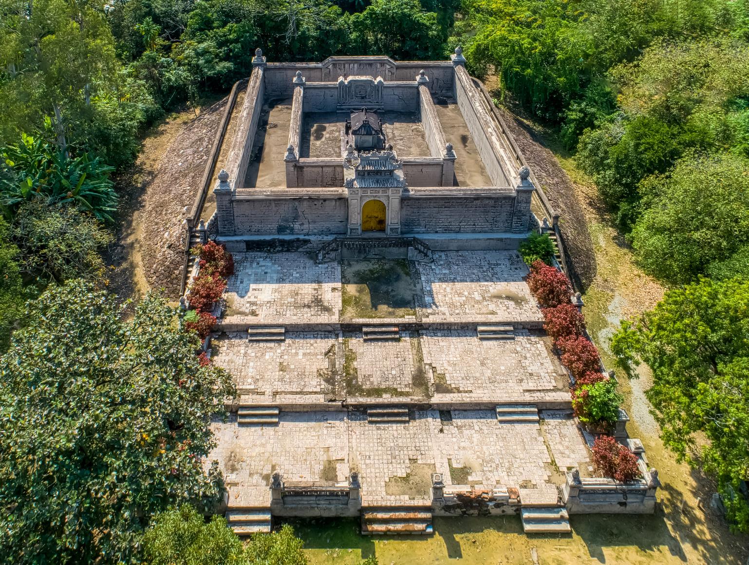 Khu lăng mộ - Bửu Thành